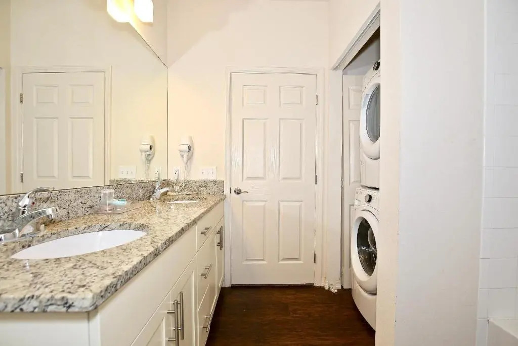 Fantastic Townhouse in Lux community sleeps 8! 10 min to Disney
