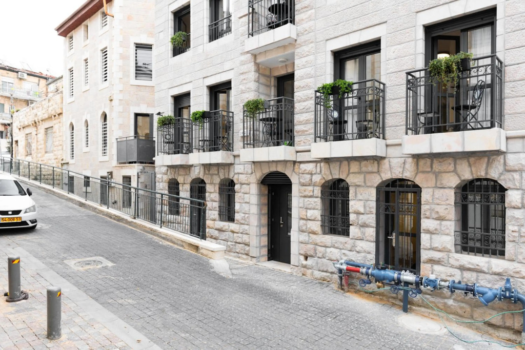ALMA City Center Classical Apartments by HOMY