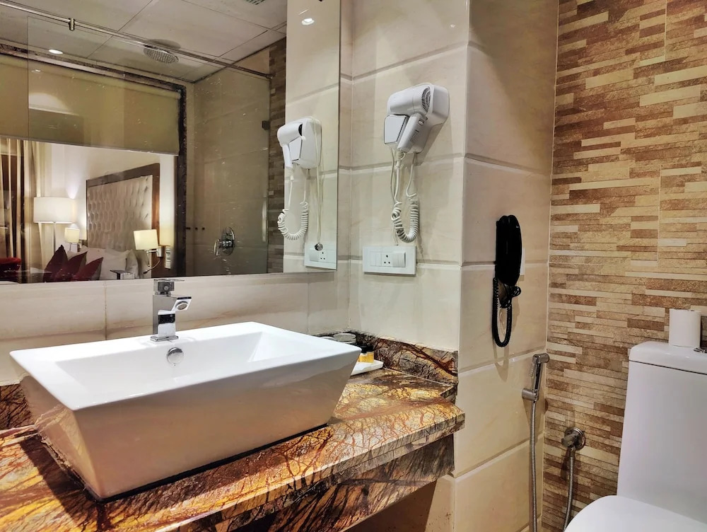 Royale Retreat Hotel & Spa Near Mall Road