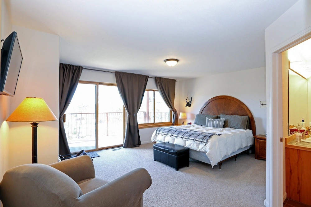 Condo on Shuttle Route 3 Bedrooms 4 Bathrooms Condo