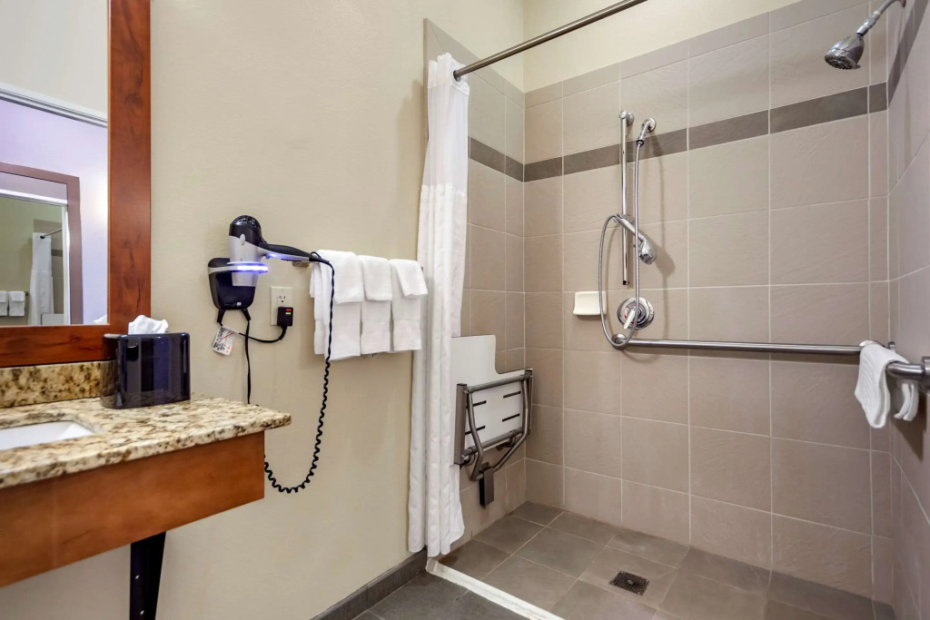 Comfort Inn & Suites Avera Southwest