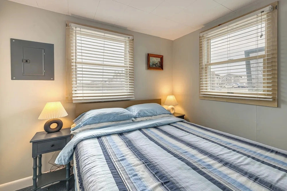 Walk to Beach & Pool! East End P-town Condo