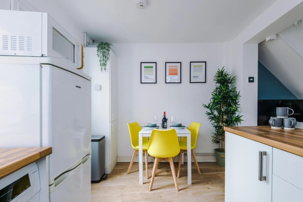 Stylish 2-bed home in Chester City-Centre by 53 Degrees Property, ideal for Couples & Small groups, Great Location - Sleeps 5