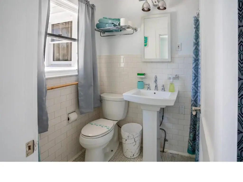 Home blocks from beach on siesta drive with pool Internal name: 617