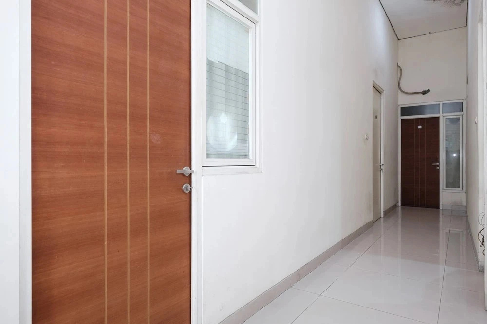 RedDoorz near UNESA Citraland Surabaya