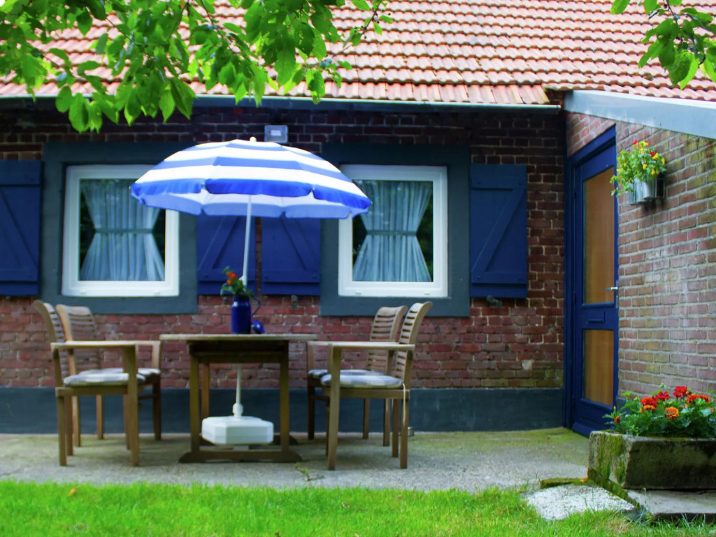 Farmhouse in Nederweert near Canal Trails