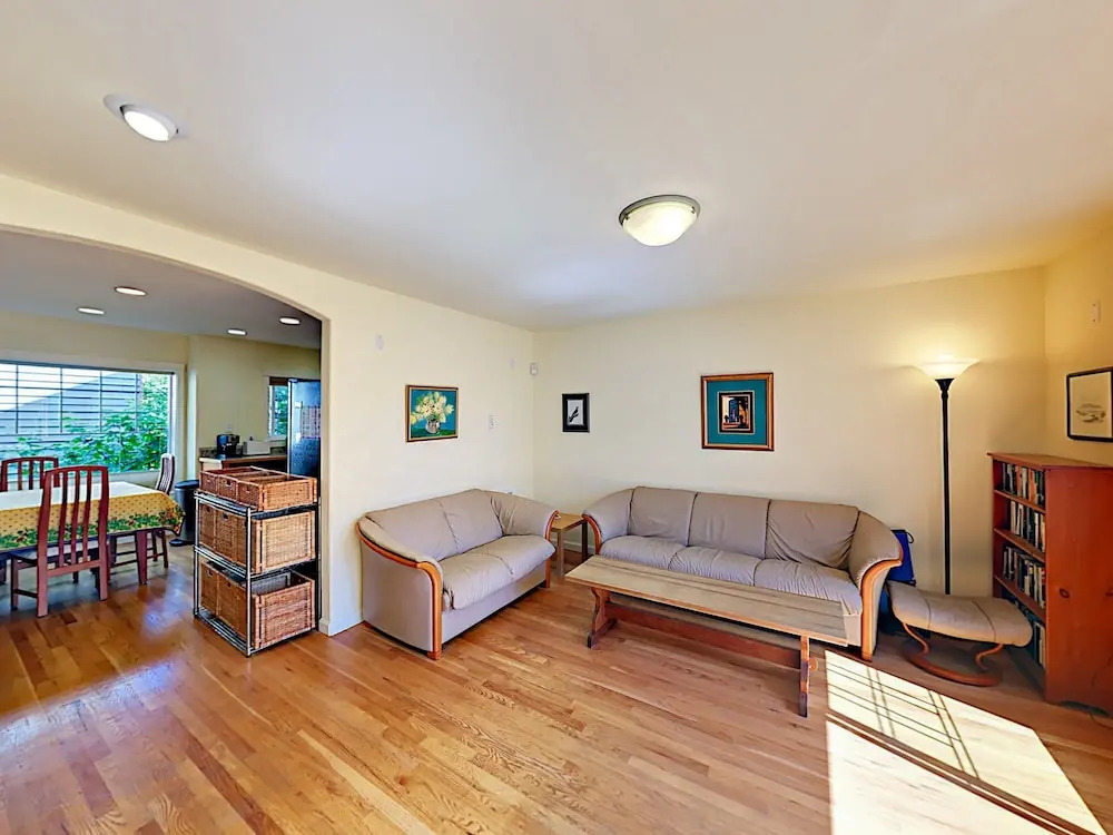 Latona Ave Townhouse Unit B - 3 Br townhouse by RedAwning