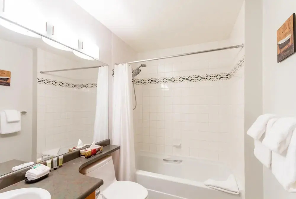 Fabulous Location Private Hot Tub, NO Car Needed, Sleeps 8