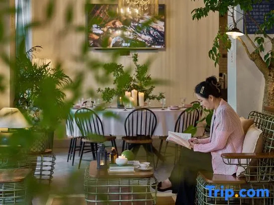 Floral Hotel · City of Sky Hotel