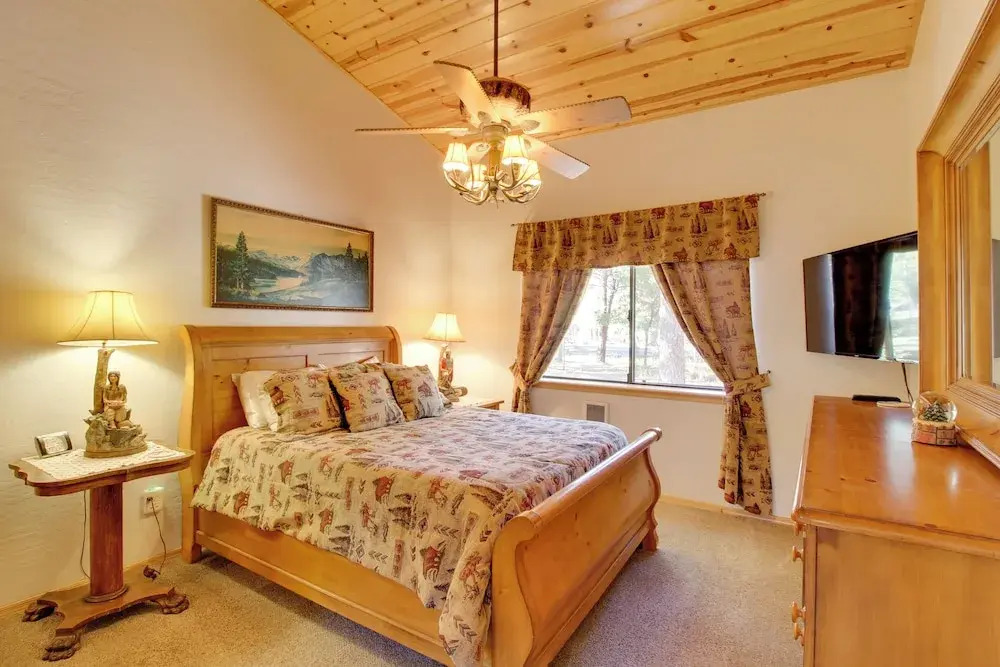 Scenic Deck + Horse Corral: Pinetop-lakeside Cabin