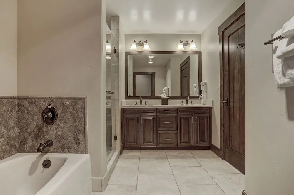 Luxury & Modern 2 Bdrm/2 Bath On Peak 7 2 Bedroom Condo by RedAwning
