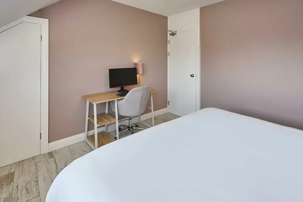 Host Stay Knights Manor Way
