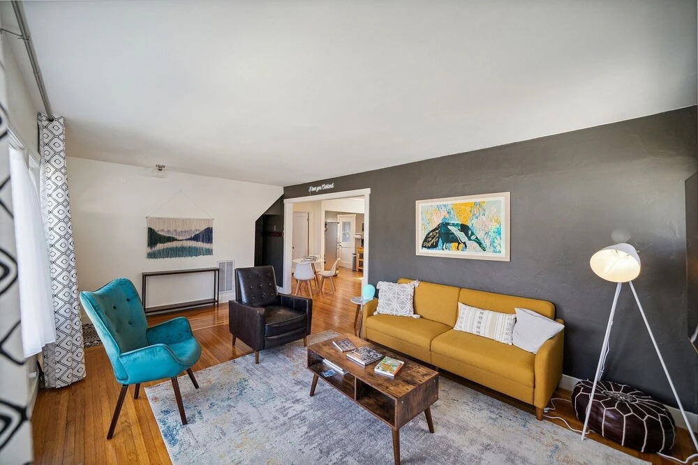 Centrally Located 2 Bedrooms Walkable 2 Duplex by Redawning