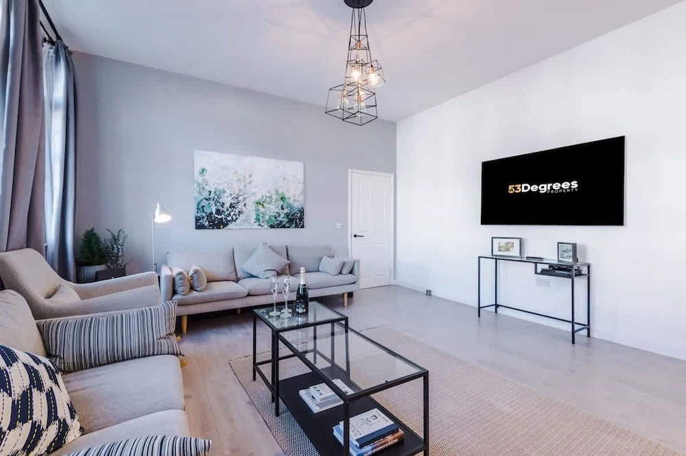 New Stylish City-centre Flat w Parking Sleeps 4