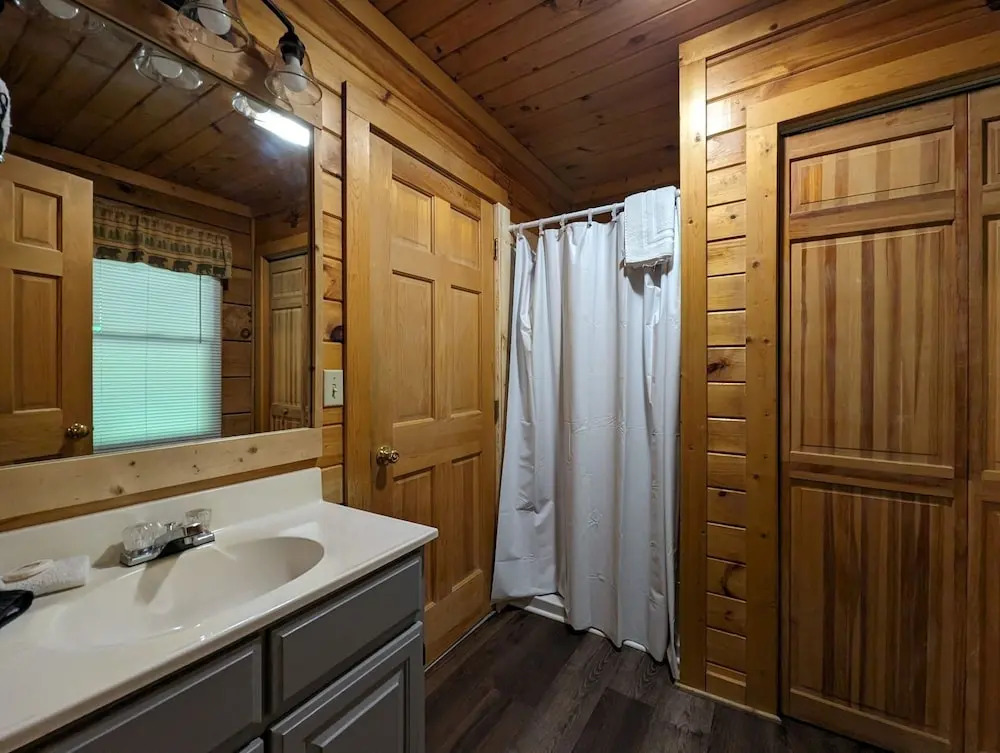 ER57 - Bear Haven - Great location! Close to all the action! cabin