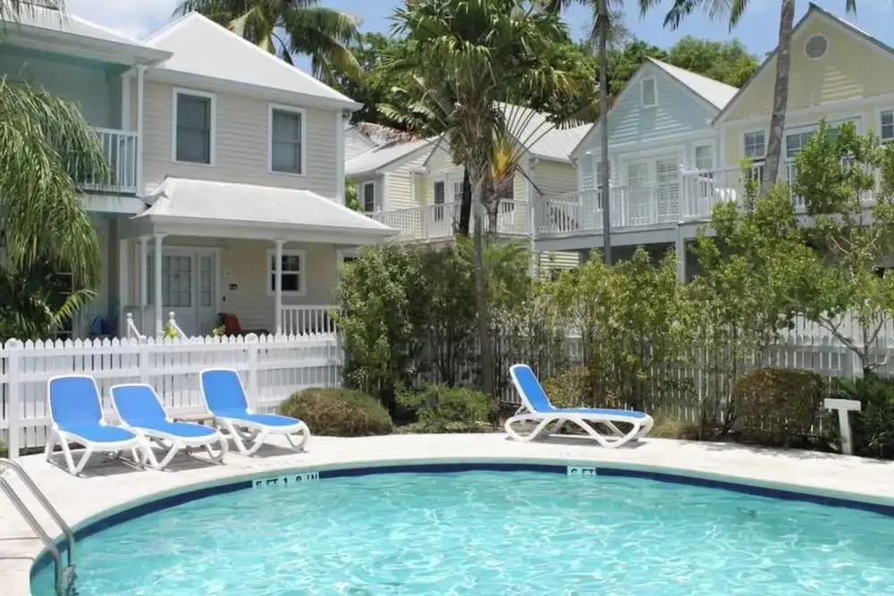 Bahamian Reed by Avantstay Walk to Everything! w/ Community Pool Month Long Stays Only