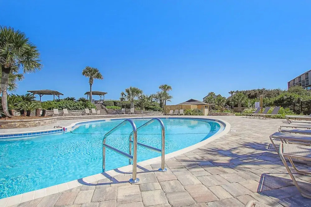 Beach Condo With Balcony, W/d, AC, Outdoor Pool & Fast Wifi