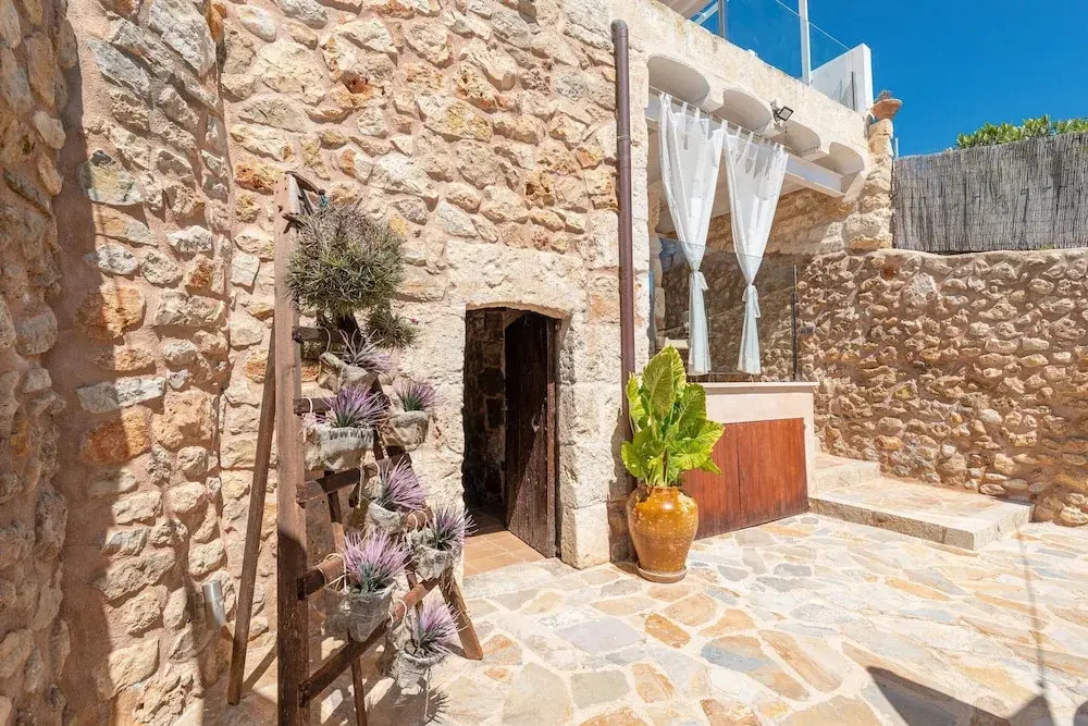 Villa in Buger With Pool & Mountain Views