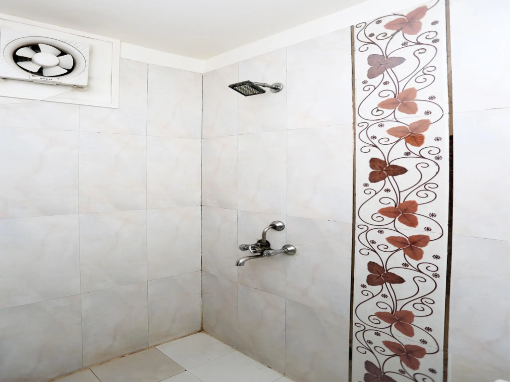 OYO 14220 Hotel BR Plaza
