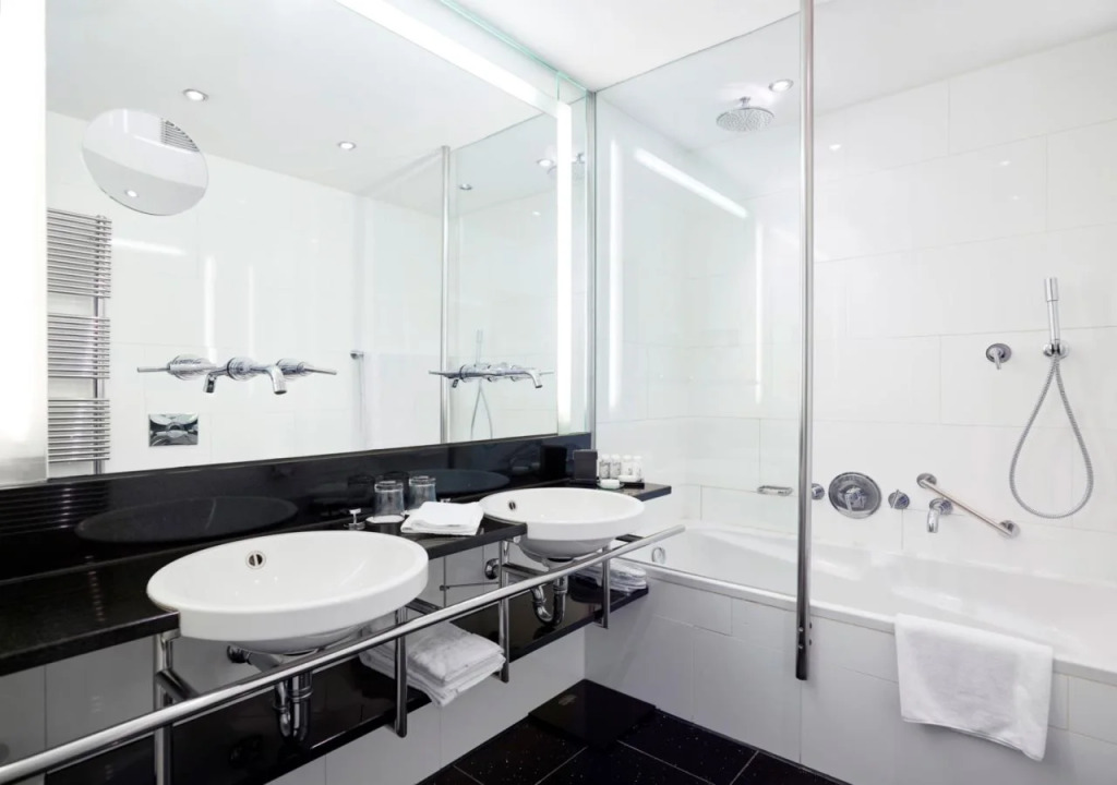 Ambassade Hotel