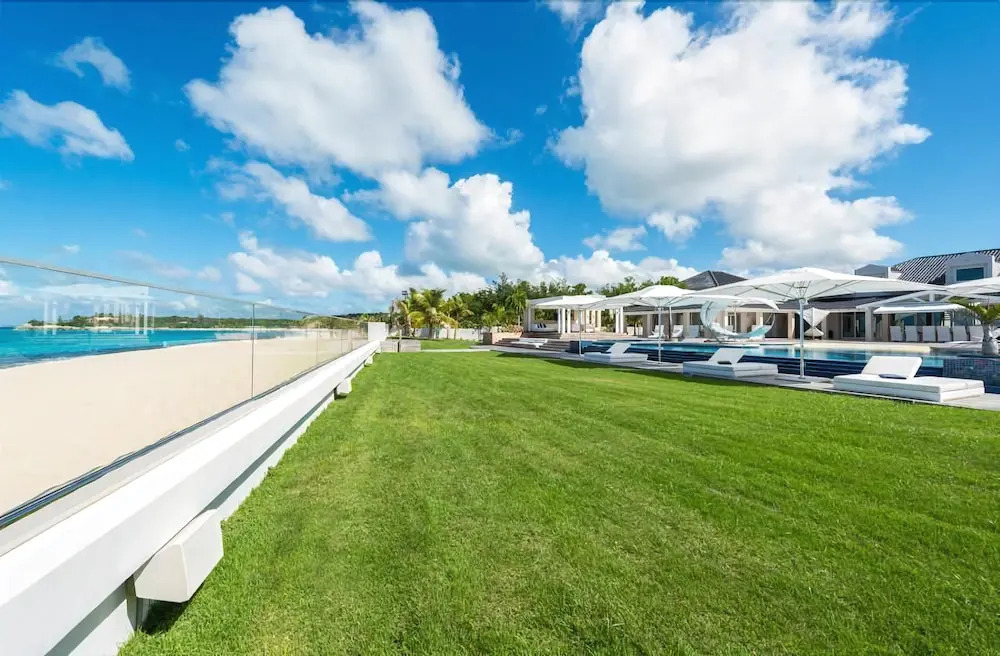 Total Opulence on the Beach, Huge Heated Pool, Sunken Bar, Sound System Throughout, VIP Service