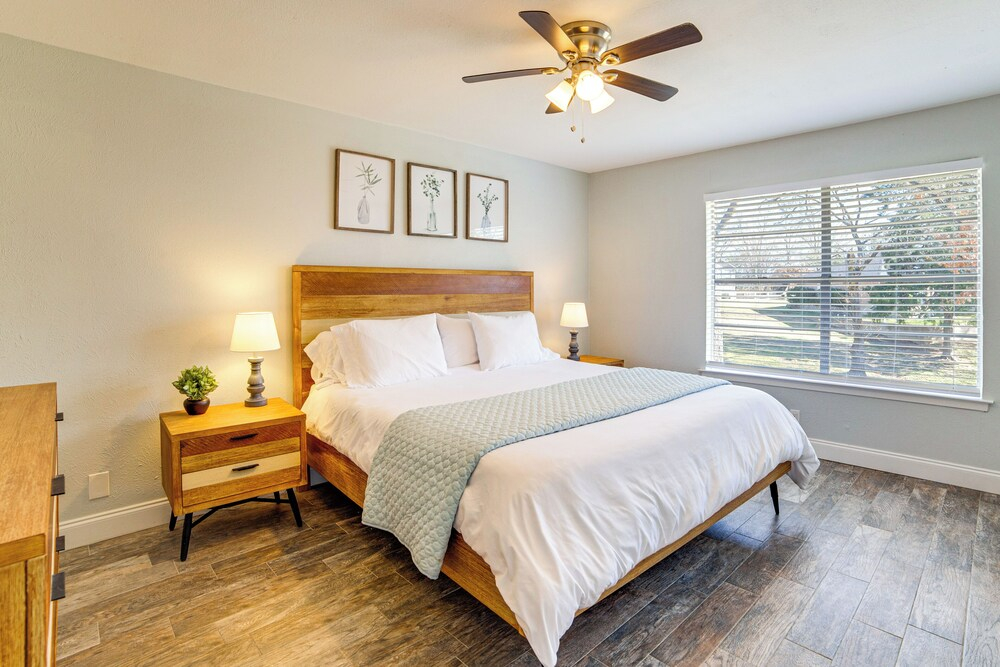 Lakeside Retreat: Large Spacious Home w/ Game Room