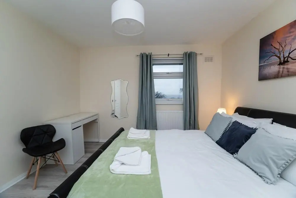 Modern 4 Bedroom House - Free Parking Netflix by WHA for Contractors Relocation Business Travel