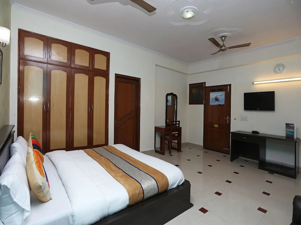 OYO 14306 Advantage Homes