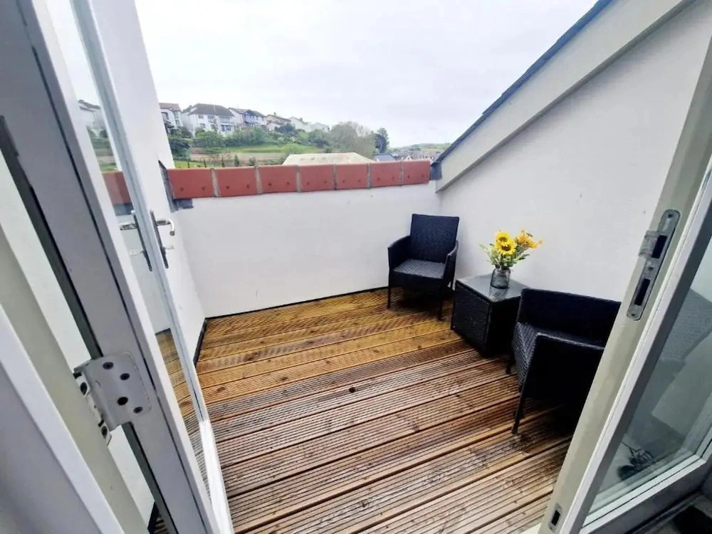 Apartment Sleeps 4 With Balcony and Parking