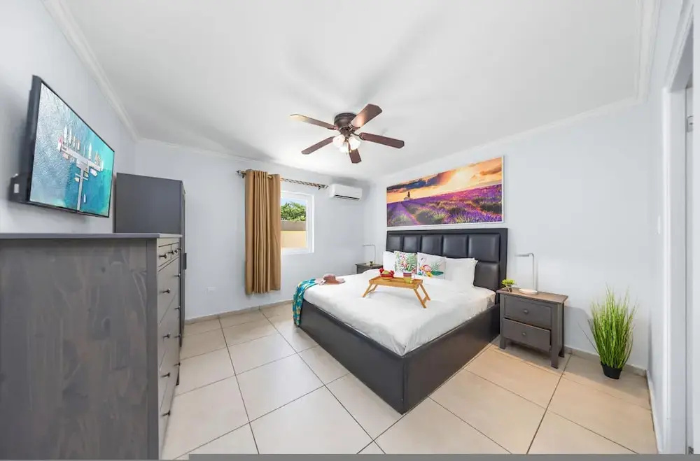 Eagle Beach Steps Away Home