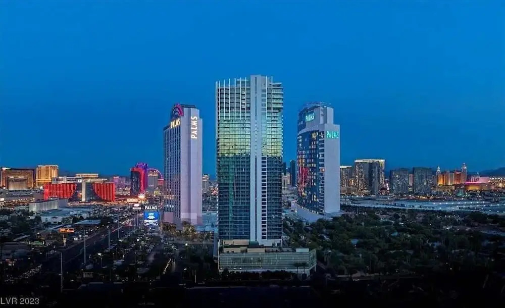 Luxurious Palms Studio Mountain View & Balcony Access 27307