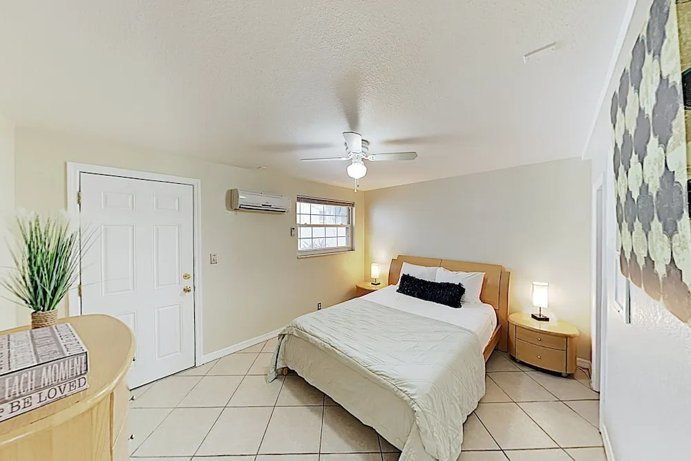 New Listing! Shoreside - Walk To Waves 1 Bedroom Condo