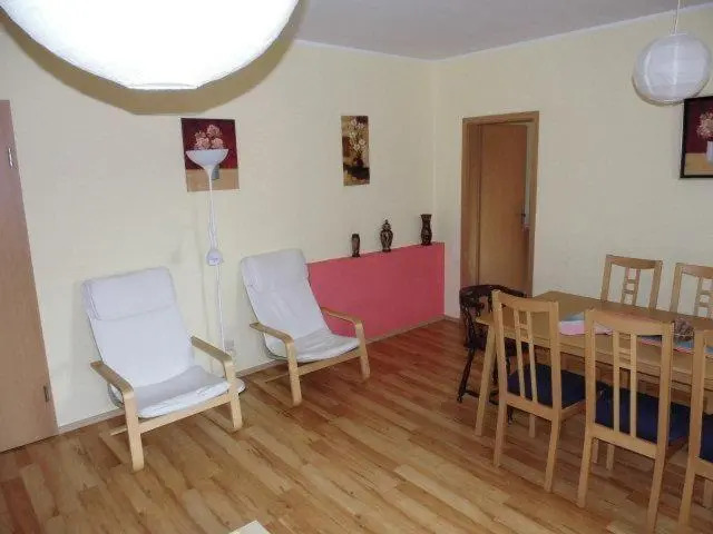 Sehr-schoene-4-Raum-Maisonette-Fewo-mit-100qm-zentral-preiswert-T9