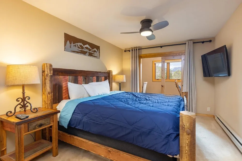 2056 The Pines 2 Bedroom Condo by RedAwning
