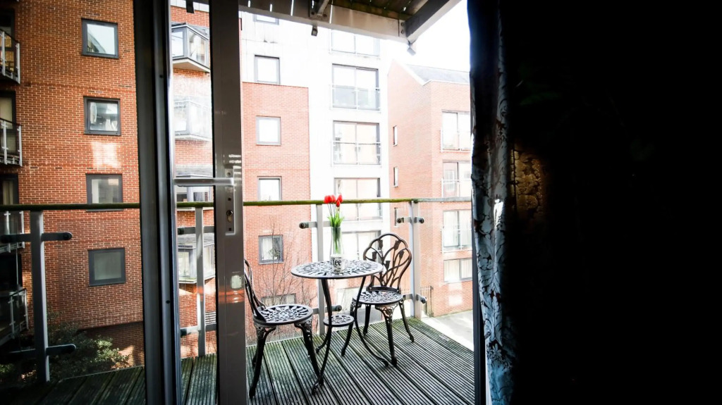 Splendid High Street 2 BR Apartment - King Bed - Wise Stays