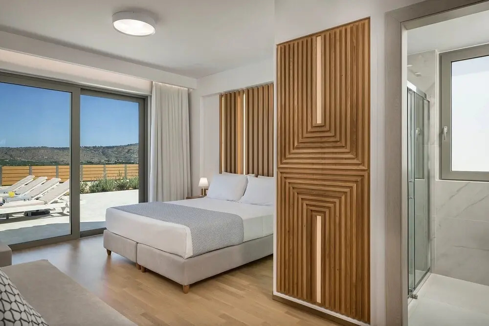 Landscaped Villa With Private Pool Fenced Area and Mountain Views
