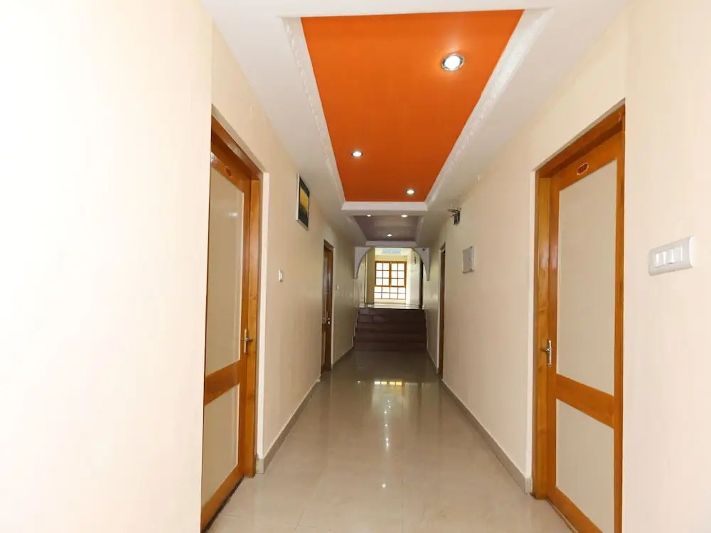 OYO 13807 Hotel Gurupriya