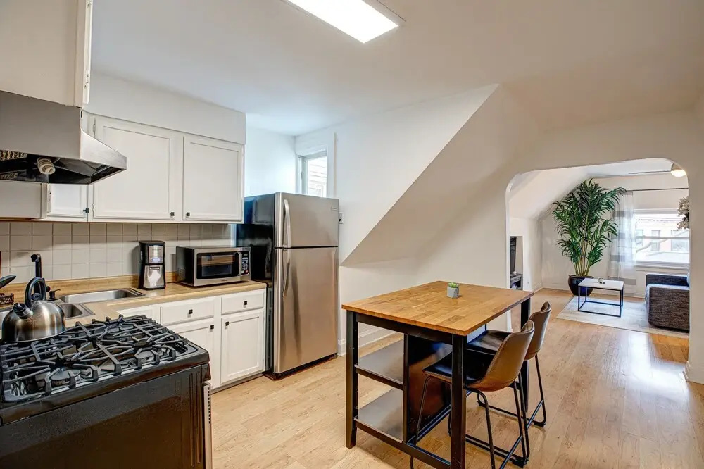 Chic Penthouse in Perfect Wrigleyville Location by AllSet Turnover
