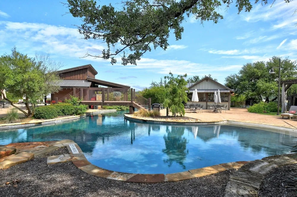 The Reserve: Lakefront Paradise W/ Private Hot Tub 4 Bedroom Home