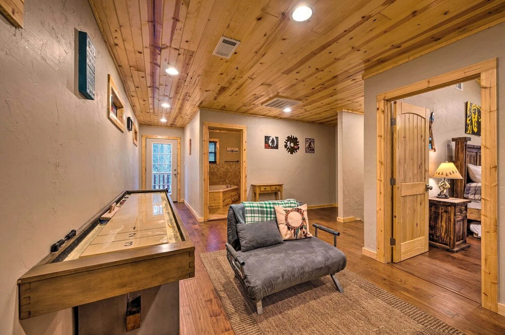 Cabin w/ Hot Tub & Grill - 6 Mi to Broken Bow Lake