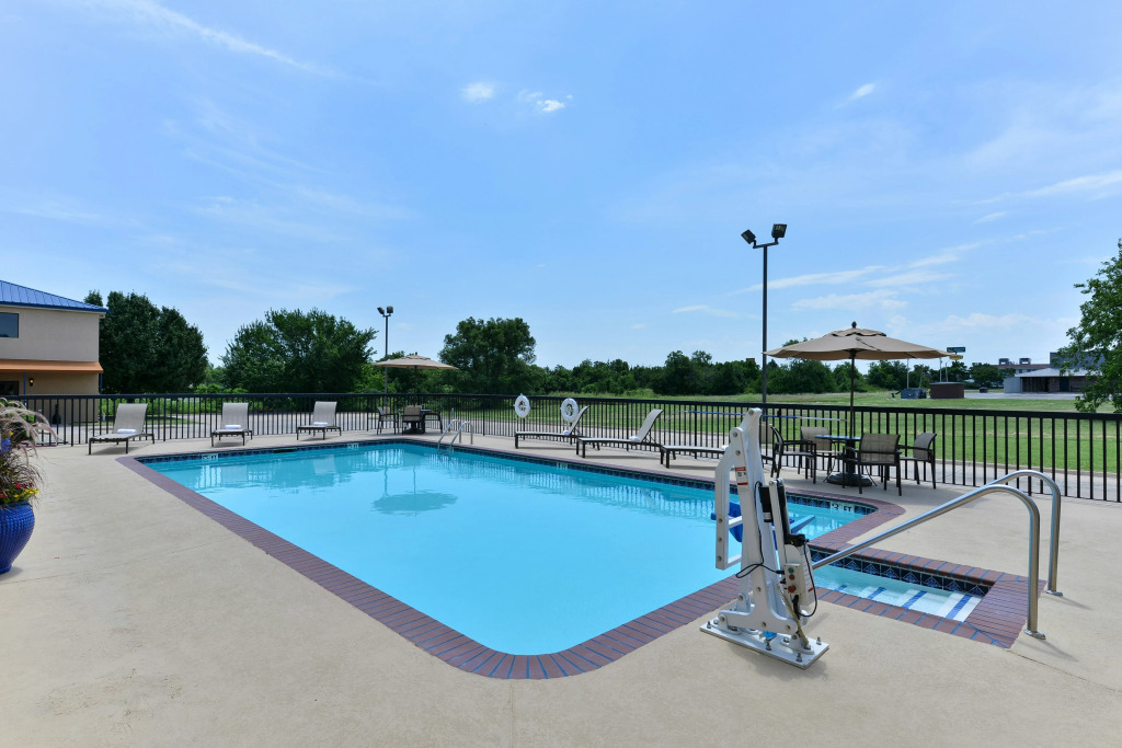Baymont Inn & suites by Wyndham Ardmore I-35