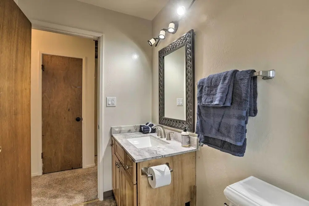 4-season Tahoe Hideaway: 1 Block to Biking!