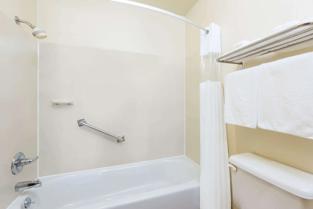 Days Inn & Suites by Wyndham Wichita