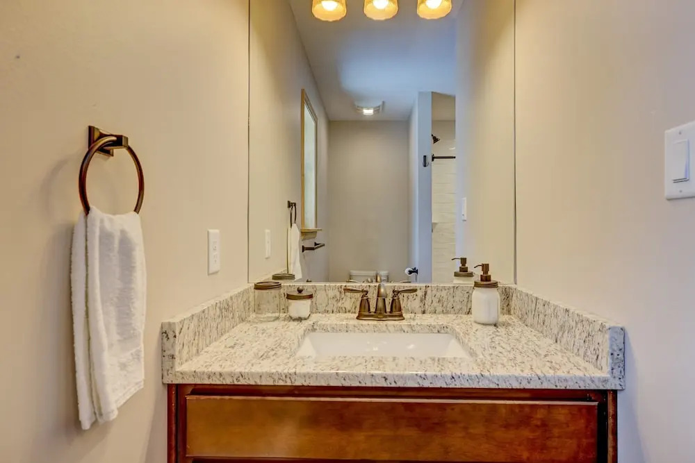 Over the Top Lodge by Avantstay Hot Tub, Shared Pool, Beach/lake Access