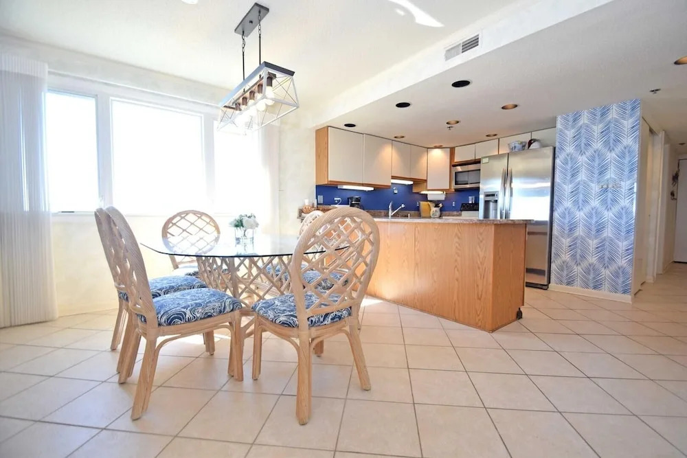 Sungate 401 3 Bedroom Condo by RedAwning