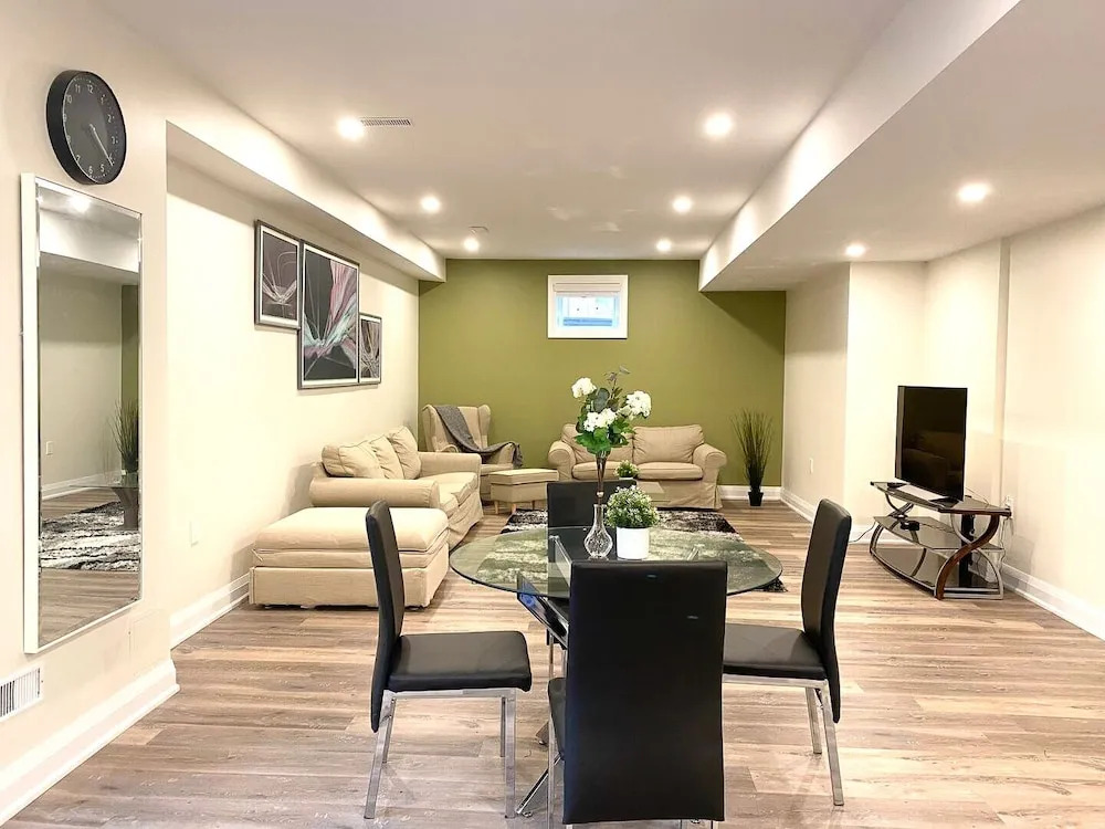 Brand New Basement Apt next to Beach & Go Train