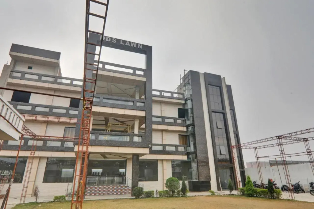 OYO Flagship 80648 HOTEL DDS LAWN