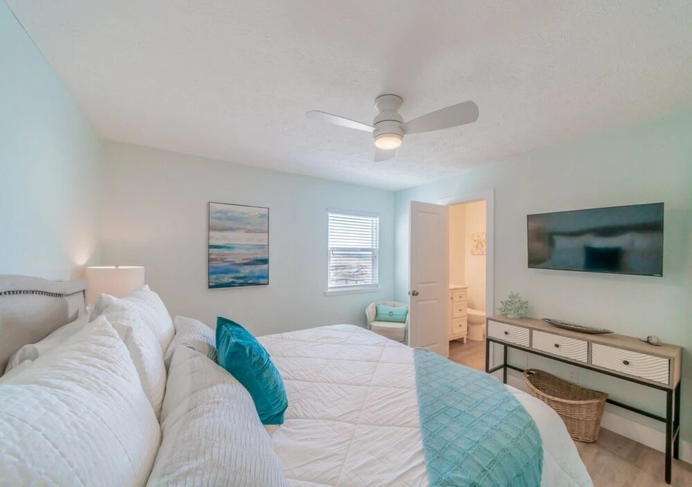 Eastern Shores - 206 1 Bedroom Condo by RedAwning