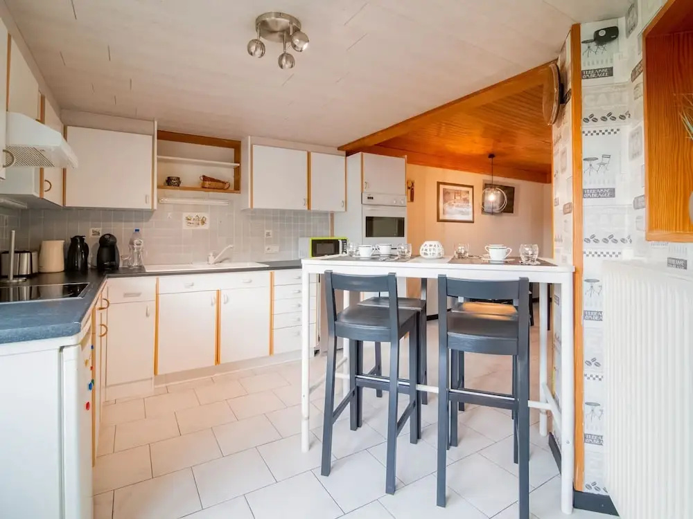 Cottage in Vaux-sur-sure With Garden