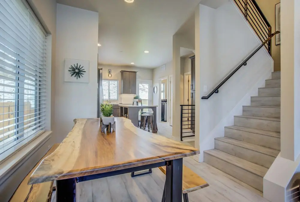 4BR Mnt Viewsmodern Urbanityrooftop Patio